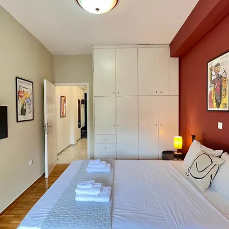 Elegant Apartment In Thissio-3